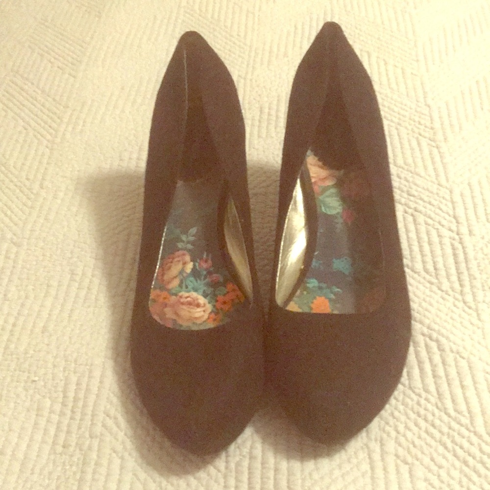 XAPPEAL Suede Pumps